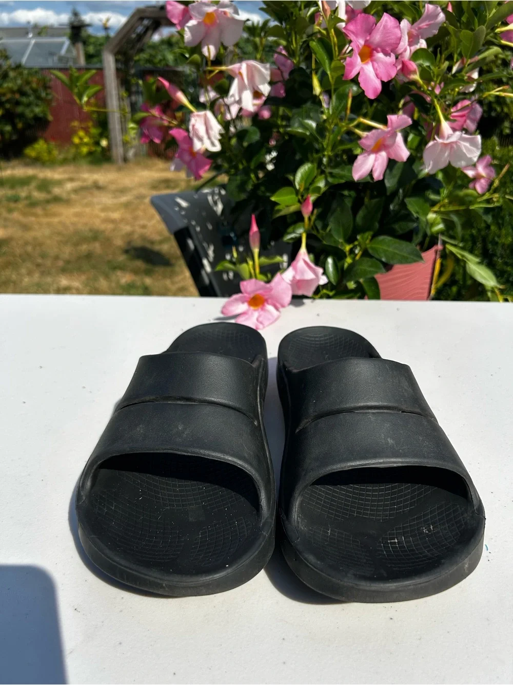 Oofoos Unisex’s Black Men's and Women’s Slide Sandals Size M9,W11